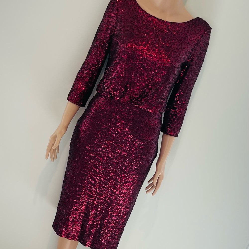 BADGLEY
MISCHKA. Knee length Sequence Burgundy dress size 8.